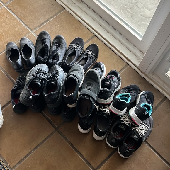 11 pairs of black assorted work and casual used but not abused women’s shoes - Picture 2 of 9